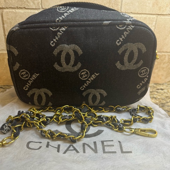 CHANEL Black Interior with Gold Zipper Accent - Picture 4 of 4